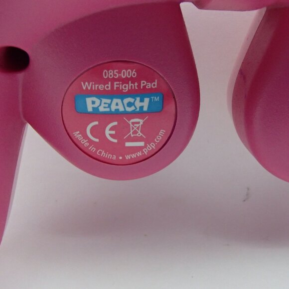 Nintendo Wii/Wii U Princess Peach wired fight pad controller - Picture 7 of 9